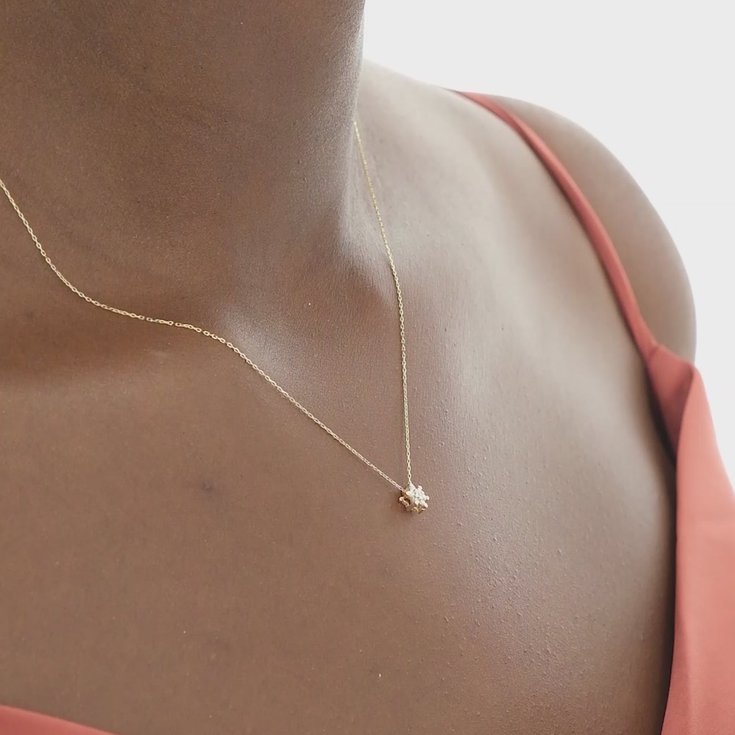 Collier fleur en or massif 14 carats avec diamants