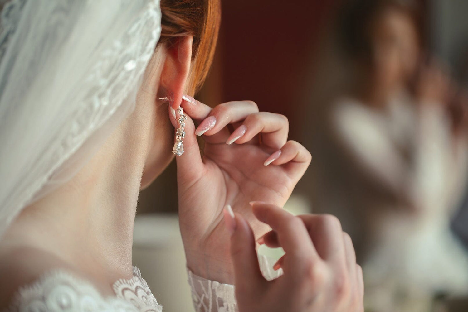 How to Choose the Right Earrings for Your Face Shape and Outfit